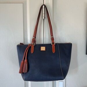 EUC Dooney and Bourke Navy Blue Pebble Grain Leather Tote - zip top